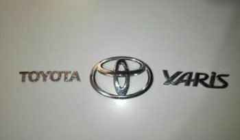 Accesorios: Emblemas originales para Toyota Yaris sedán o batchback (2007, 2008, 2009) full