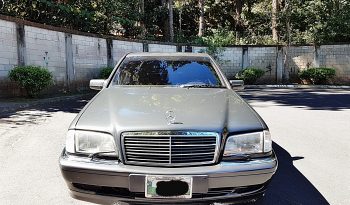 Mercedes Benz 190e 2000. Carro elegante y muy cómodo con todas sus medidas de seguridad. Totalmente de agencia sin ningún choque en buen estado, necesita algunos detalles a arreglar. Se puede negociar si es en efectivo. No presenta choques, Historial de mantenimiento, Documentos en regla